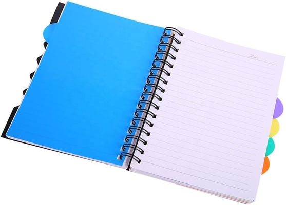 Cuaderno de proyecto de cubierta de PP A5 con líneas horizontales en el interior de las páginas y divisores de PP de color