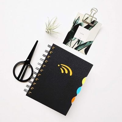 Cuaderno de proyecto de cubierta de PP A5 con líneas horizontales en el interior de las páginas y divisores de PP de color